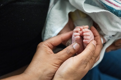 hands holding newborn feet 